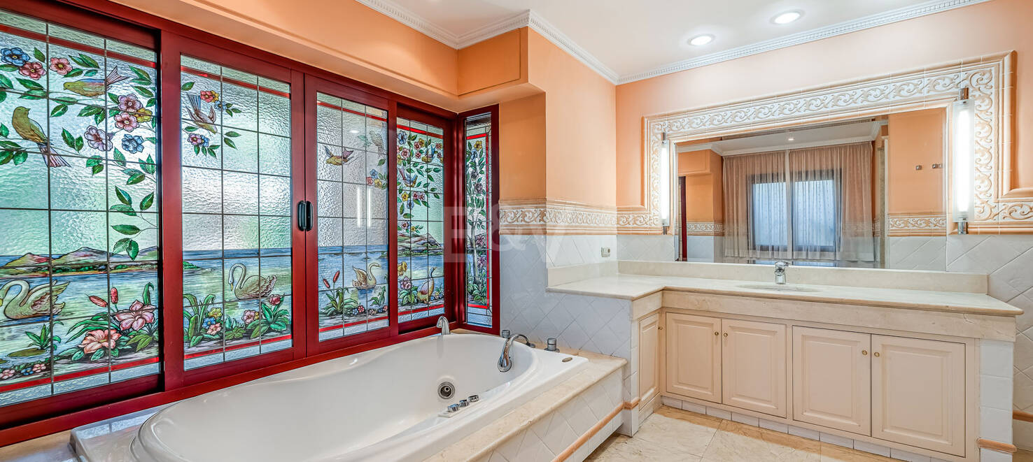 Rymlig och elegant Villa i Altos Reales på Golden Mile