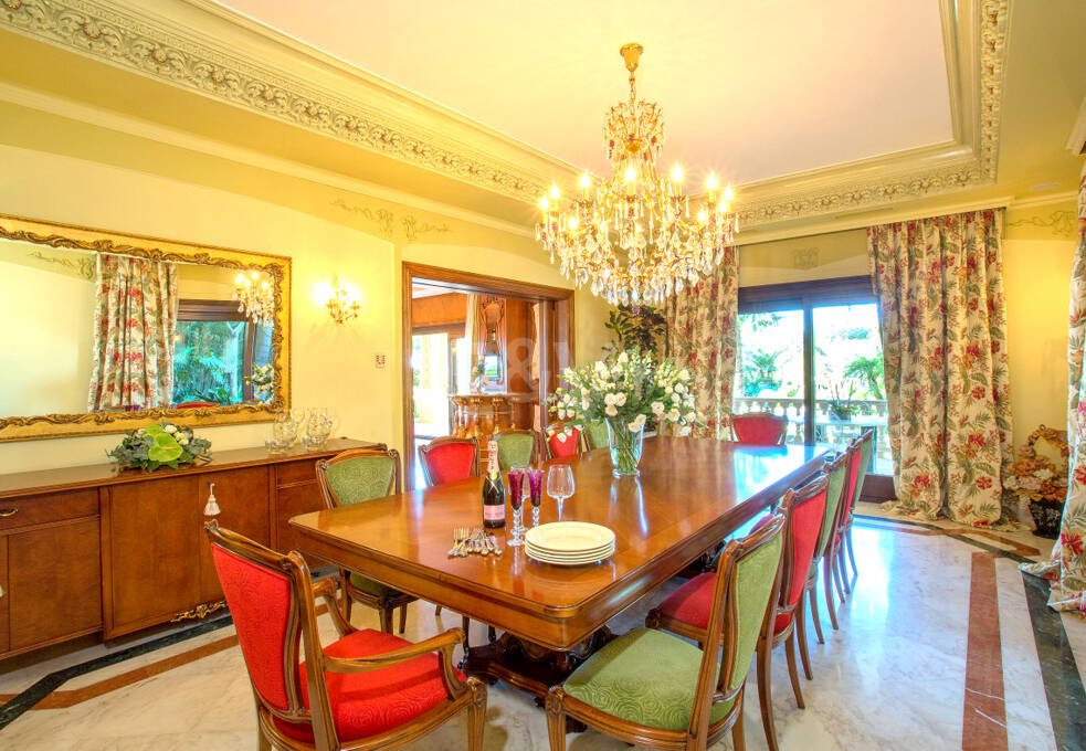 Exklusive palastartige Villa mit Meerblick in der Sierra Blanca