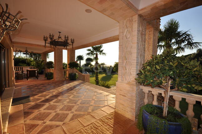 Exklusive palastartige Villa mit Meerblick in der Sierra Blanca