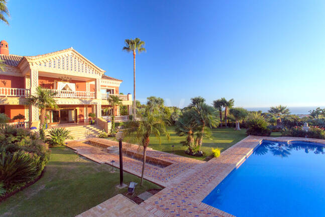 Exklusive palastartige Villa mit Meerblick in der Sierra Blanca