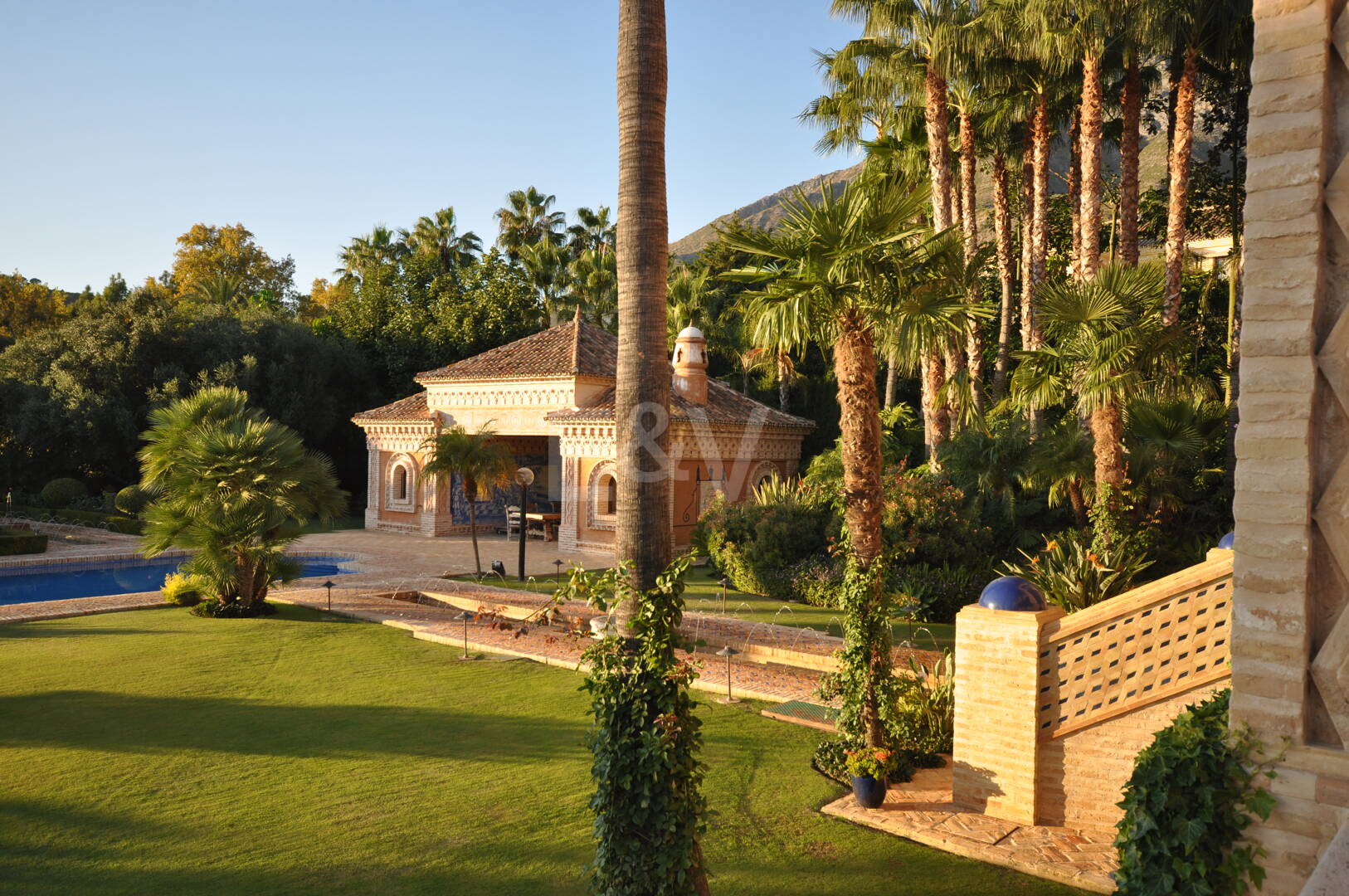 Exklusive palastartige Villa mit Meerblick in der Sierra Blanca