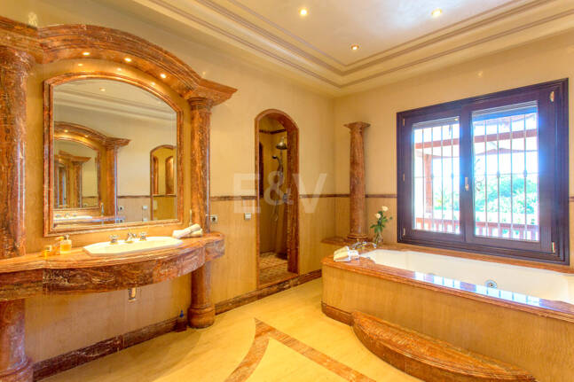 Exklusive palastartige Villa mit Meerblick in der Sierra Blanca