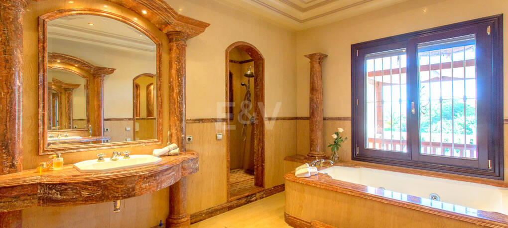 Exklusive palastartige Villa mit Meerblick in der Sierra Blanca