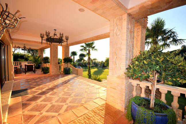 Exklusive palastartige Villa mit Meerblick in der Sierra Blanca