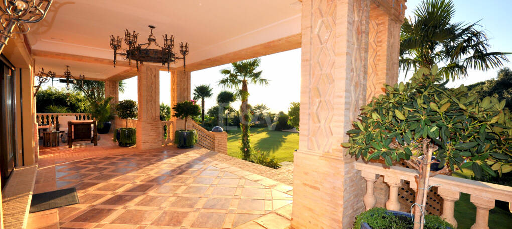 Exklusive palastartige Villa mit Meerblick in der Sierra Blanca