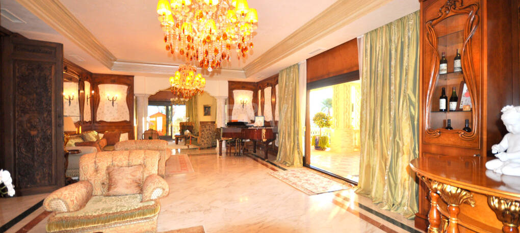 Exklusive palastartige Villa mit Meerblick in der Sierra Blanca