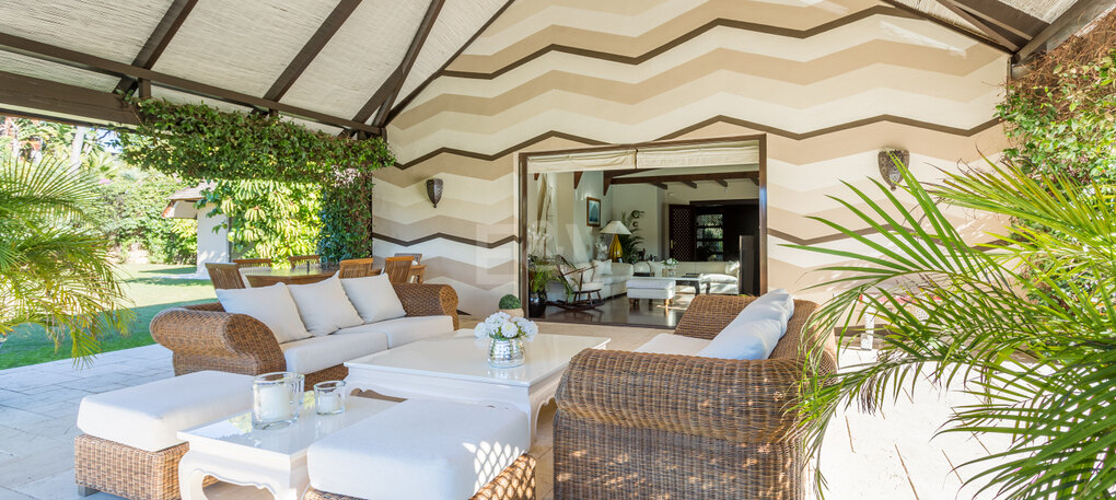 Luxurious African-style villa in Rio Real Golf