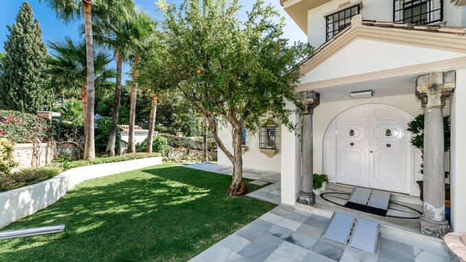 Élégante villa de golf en première ligne à Rio Real Marbella