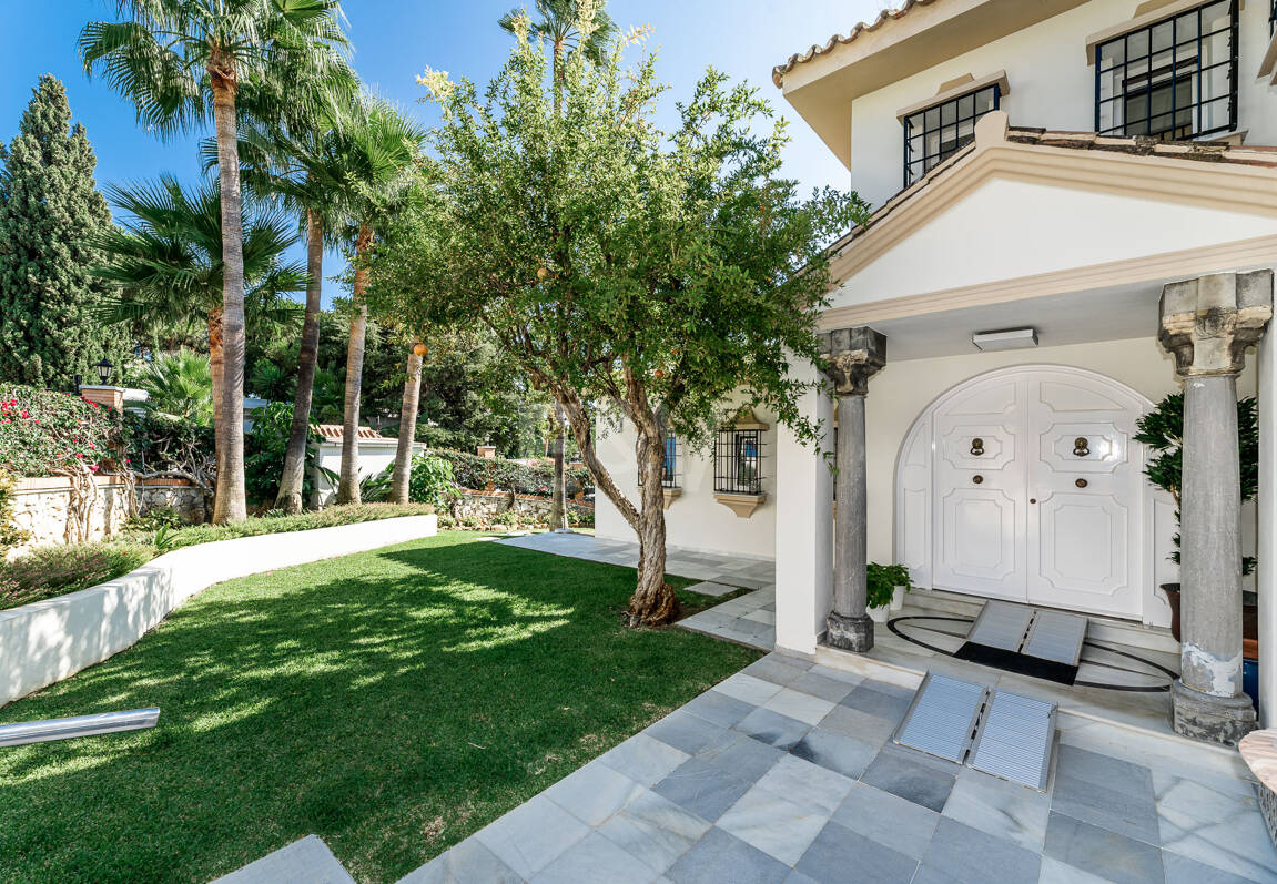 Elegant golffrontvilla i Rio Real Marbella