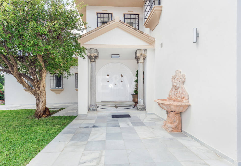 Elegant golffrontvilla i Rio Real Marbella