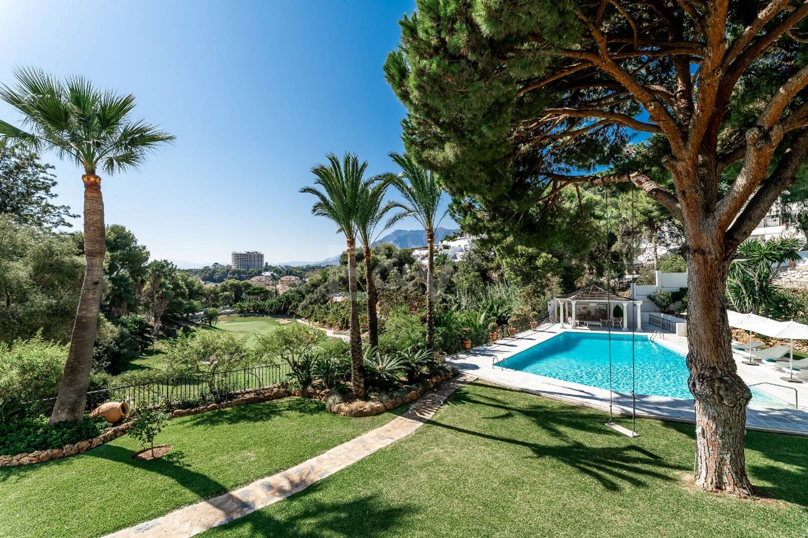 Élégante villa de golf en première ligne à Rio Real Marbella