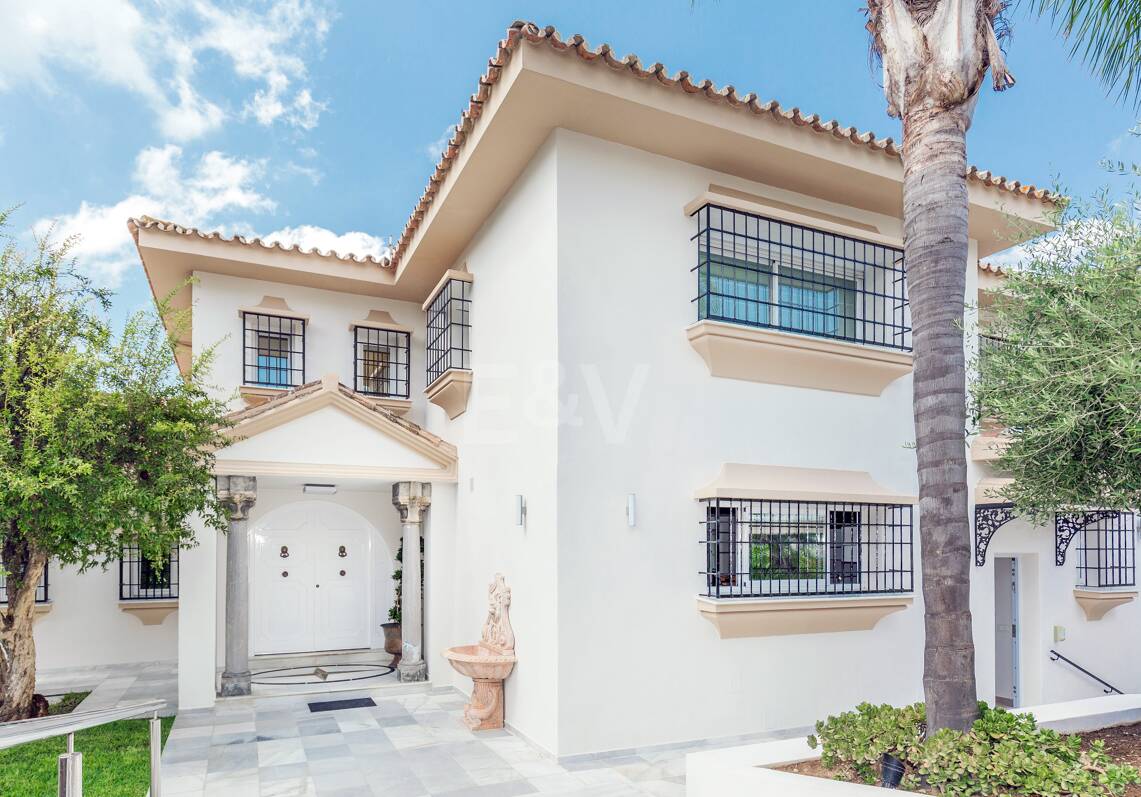 Elegancki Frontline Golf Villa w Rio Real