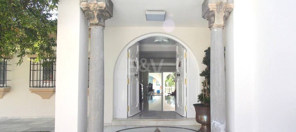 Elegant golffrontvilla i Rio Real Marbella