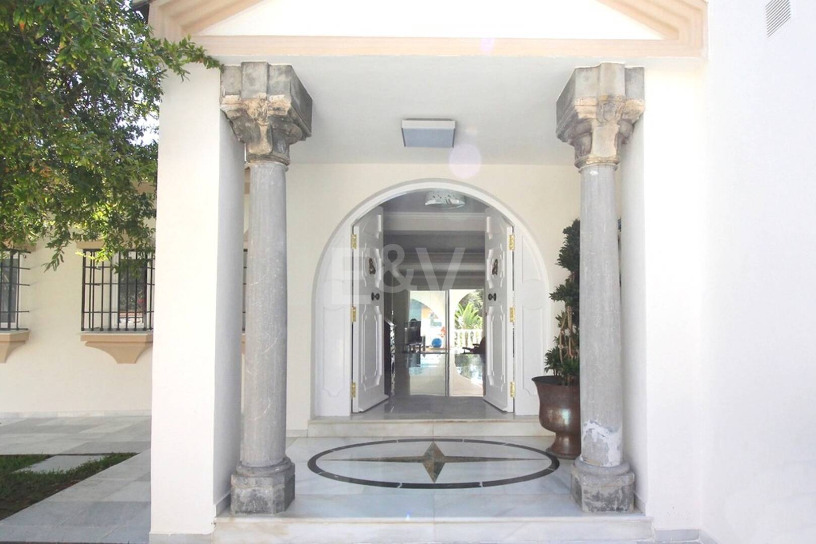 Élégante villa de golf en première ligne à Rio Real Marbella