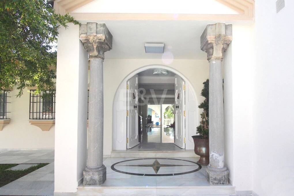 Elegant golffrontvilla i Rio Real Marbella