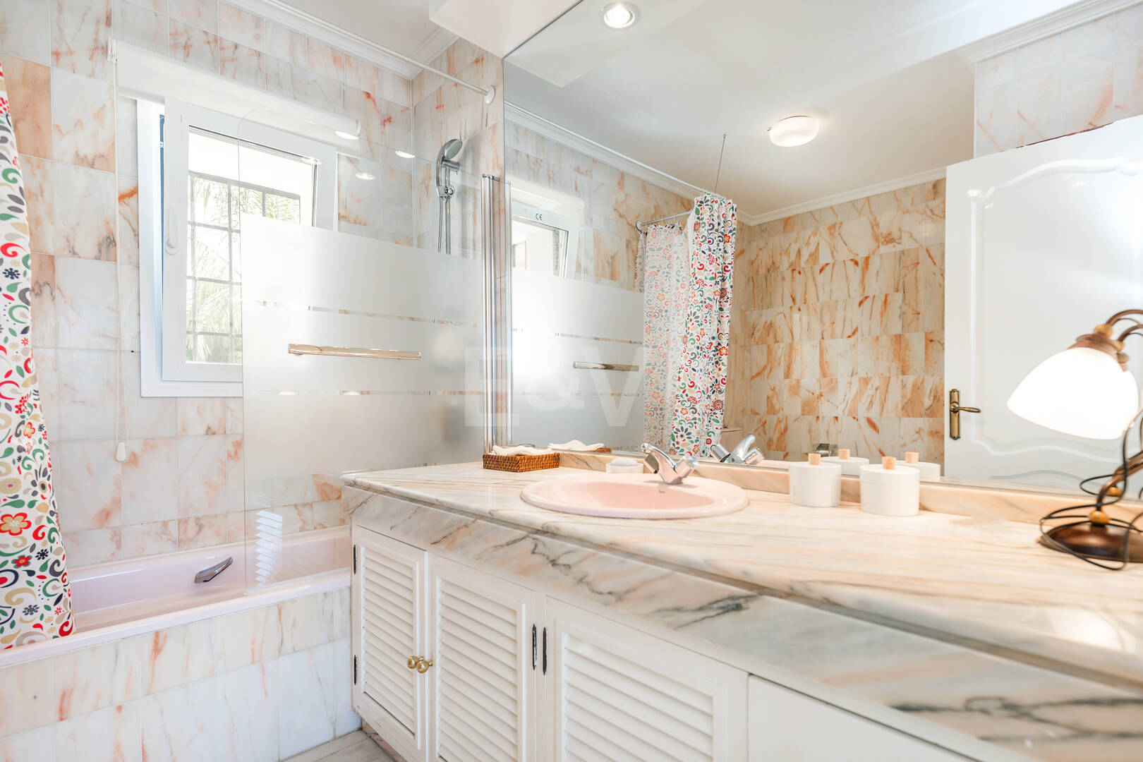 Élégante villa de golf en première ligne à Rio Real Marbella