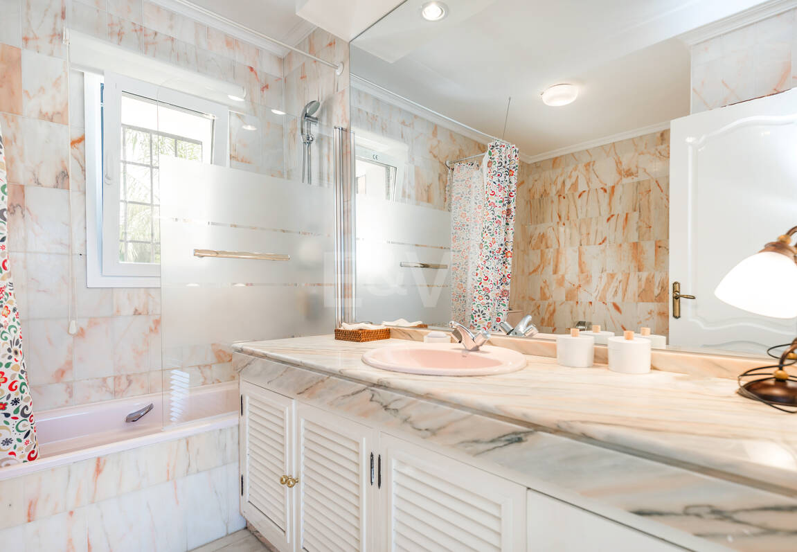 Elegant golffrontvilla i Rio Real Marbella