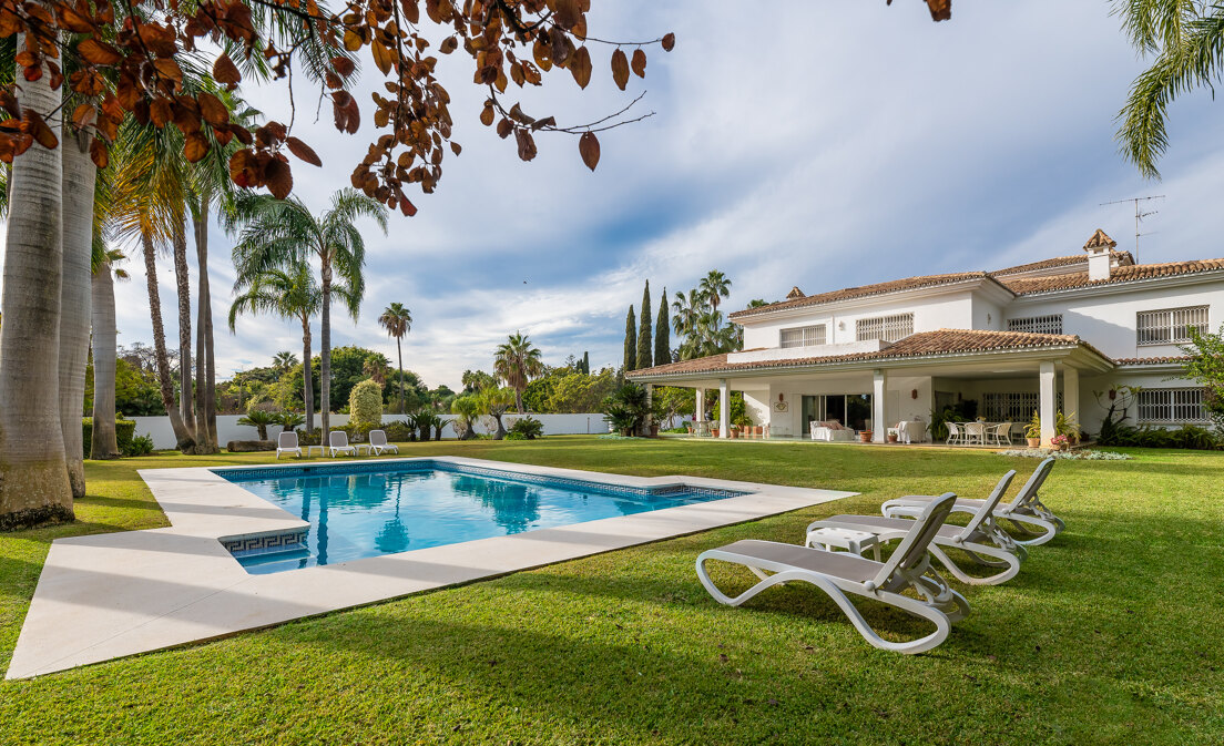 Impressionnant domaine en bord de mer à Guadalmina Baja