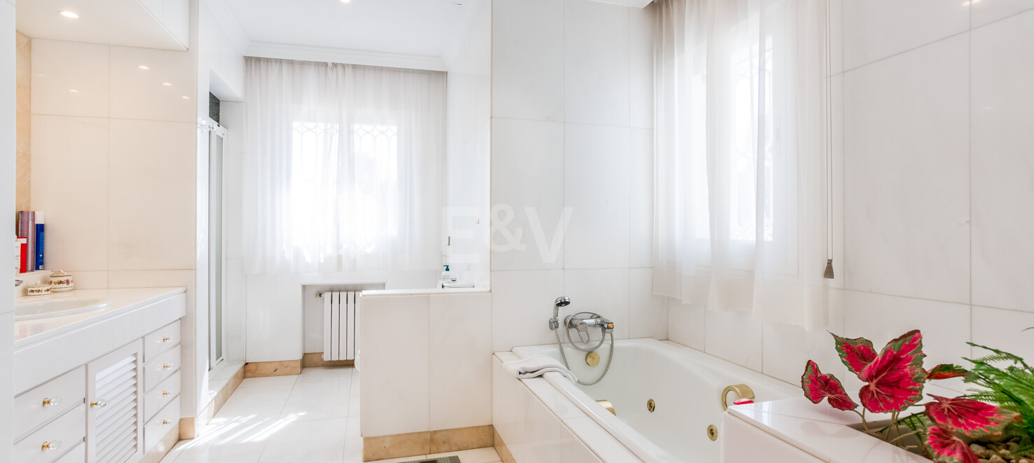 Charming Beachside Villa in Guadalmina Beachside with Spacious Garden