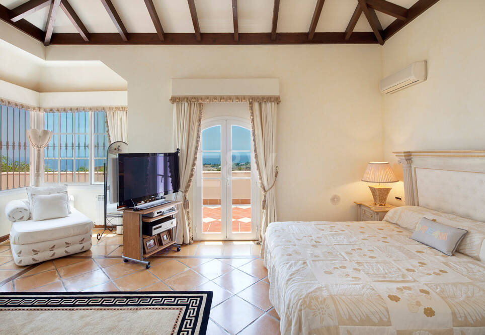 Villa med panoramautsikt till salu i Los Monteros