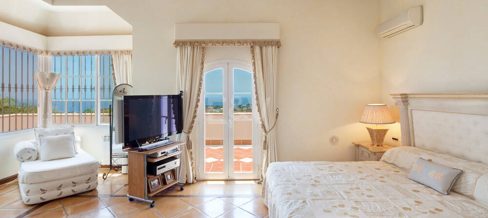 Villa with Panoramic Views in Los Altos de los Monteros