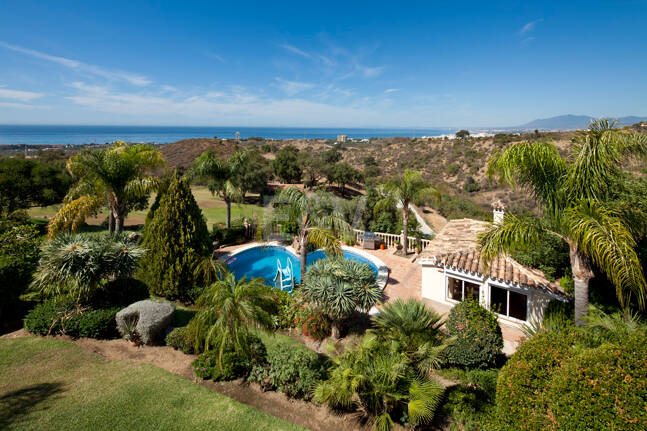 Villa med panoramautsikt till salu i Los Monteros