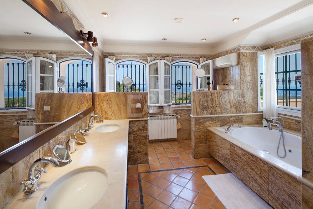 Villa med panoramautsikt till salu i Los Monteros