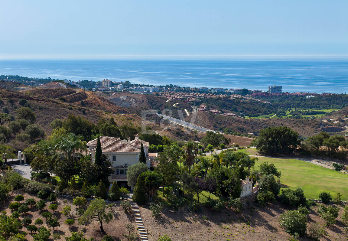 Villa med panoramautsikt till salu i Los Monteros