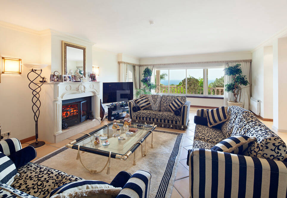 Villa med panoramautsikt till salu i Los Monteros