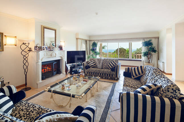 Villa med panoramautsikt till salu i Los Monteros