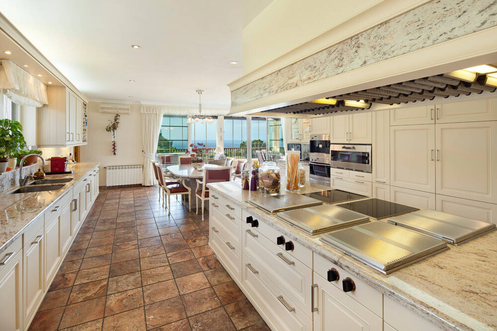 Villa med panoramautsikt till salu i Los Monteros