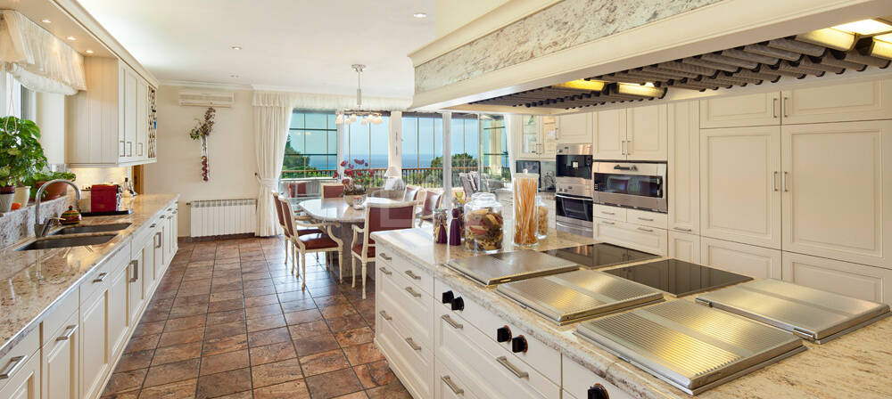 Villa with Panoramic Views in Los Altos de los Monteros