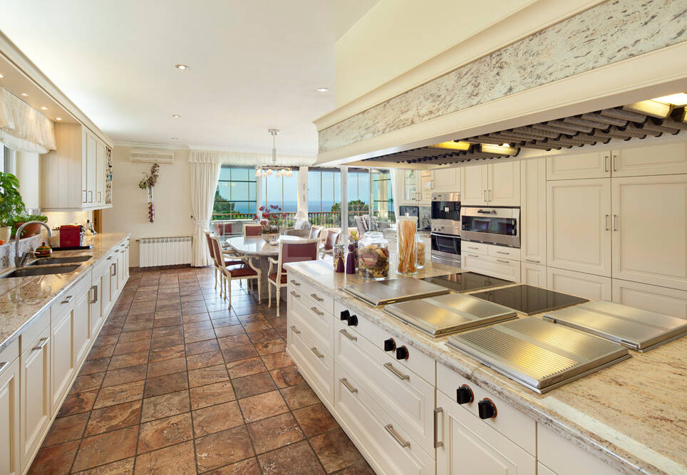 Villa med panoramautsikt till salu i Los Monteros