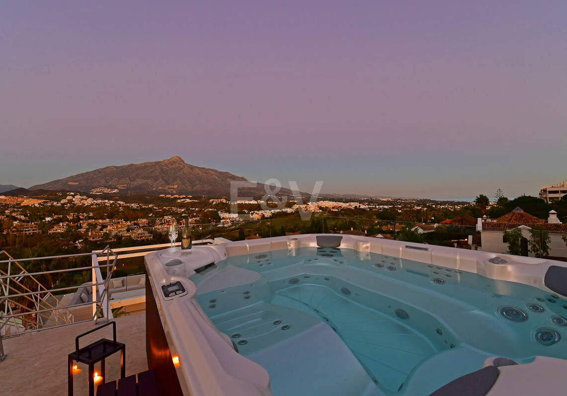 Luxuriöse und außergewöhnliche Villa in Nueva Andalucía zur Ferienvermietung verfügbar. Panoramablick auf den Berg La Concha und das Meer. 5 Minuten Fahrt von Puerto Banús entfernt,