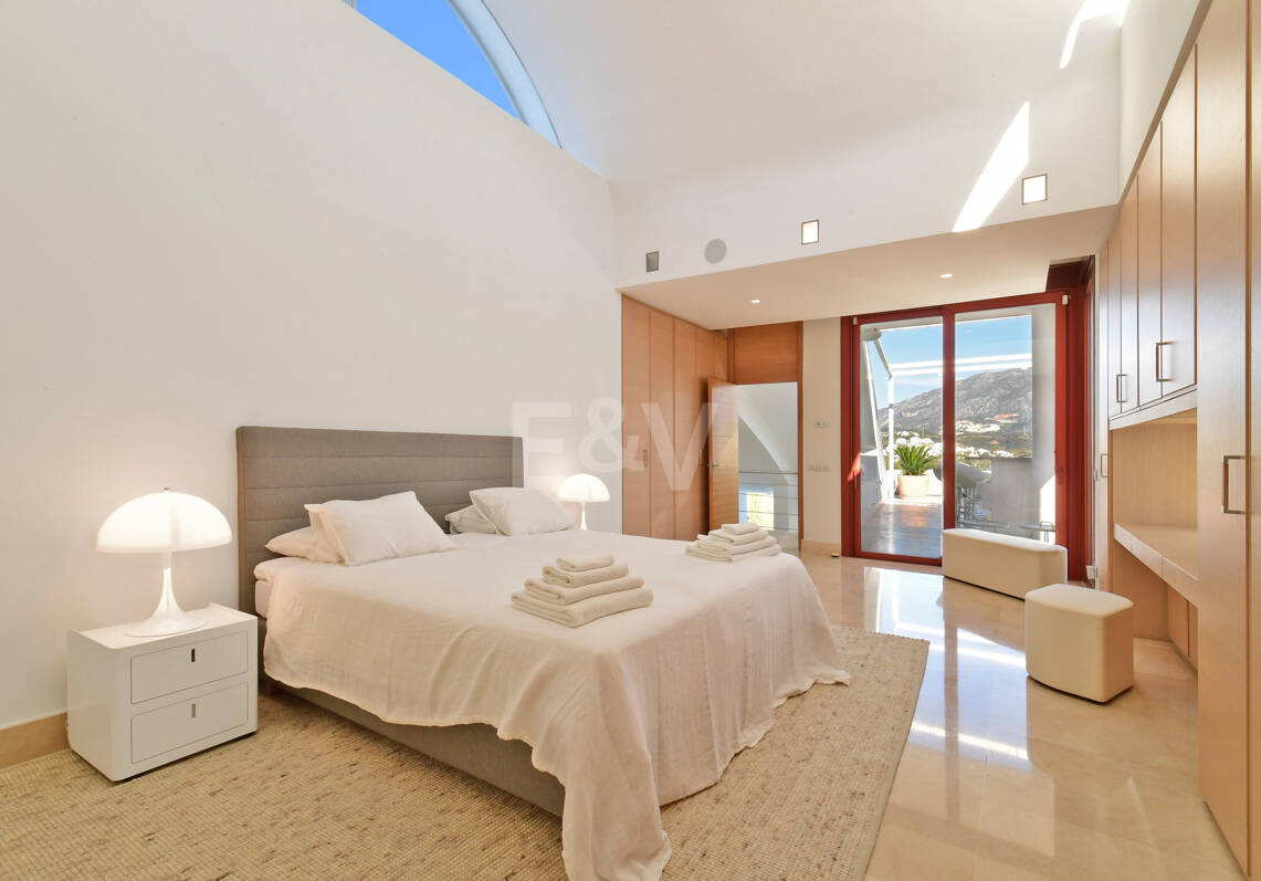 Luxuriöse und außergewöhnliche Villa in Nueva Andalucía zur Ferienvermietung verfügbar. Panoramablick auf den Berg La Concha und das Meer. 5 Minuten Fahrt von Puerto Banús entfernt,