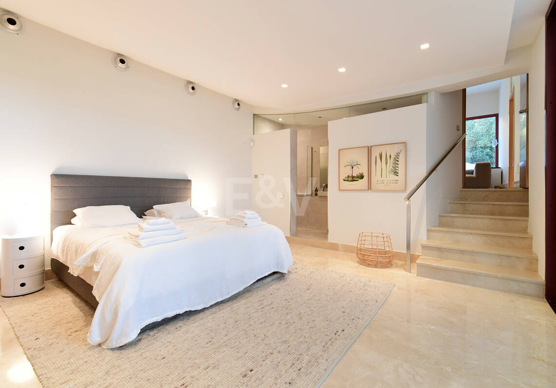Luxuriöse und außergewöhnliche Villa in Nueva Andalucía zur Ferienvermietung verfügbar. Panoramablick auf den Berg La Concha und das Meer. 5 Minuten Fahrt von Puerto Banús entfernt,