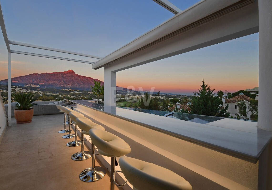 Luxuriöse und außergewöhnliche Villa in Nueva Andalucía zur Ferienvermietung verfügbar. Panoramablick auf den Berg La Concha und das Meer. 5 Minuten Fahrt von Puerto Banús entfernt,