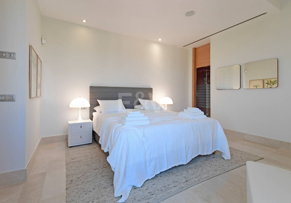 Luxuriöse und außergewöhnliche Villa in Nueva Andalucía zur Ferienvermietung verfügbar. Panoramablick auf den Berg La Concha und das Meer. 5 Minuten Fahrt von Puerto Banús entfernt,