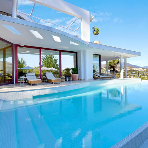 Luxuriöse und außergewöhnliche Villa in Nueva Andalucía zur Ferienvermietung verfügbar. Panoramablick auf den Berg La Concha und das Meer. 5 Minuten Fahrt von Puerto Banús entfernt,