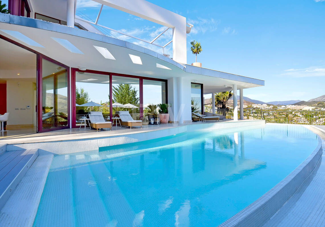 Luxuriöse und außergewöhnliche Villa in Nueva Andalucía zur Ferienvermietung verfügbar. Panoramablick auf den Berg La Concha und das Meer. 5 Minuten Fahrt von Puerto Banús entfernt,