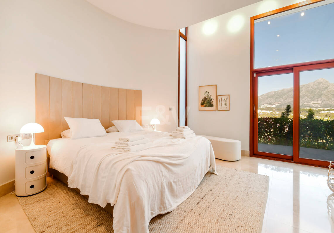Luxuriöse und außergewöhnliche Villa in Nueva Andalucía zur Ferienvermietung verfügbar. Panoramablick auf den Berg La Concha und das Meer. 5 Minuten Fahrt von Puerto Banús entfernt,