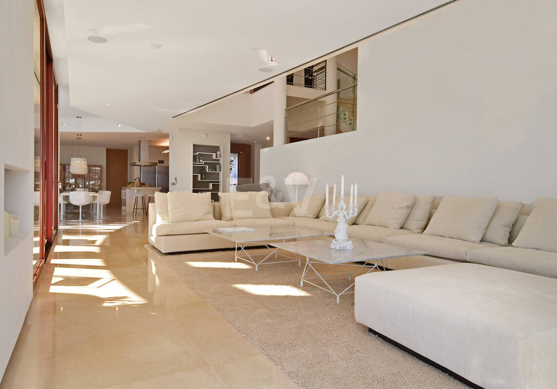 Luxuriöse und außergewöhnliche Villa in Nueva Andalucía zur Ferienvermietung verfügbar. Panoramablick auf den Berg La Concha und das Meer. 5 Minuten Fahrt von Puerto Banús entfernt,
