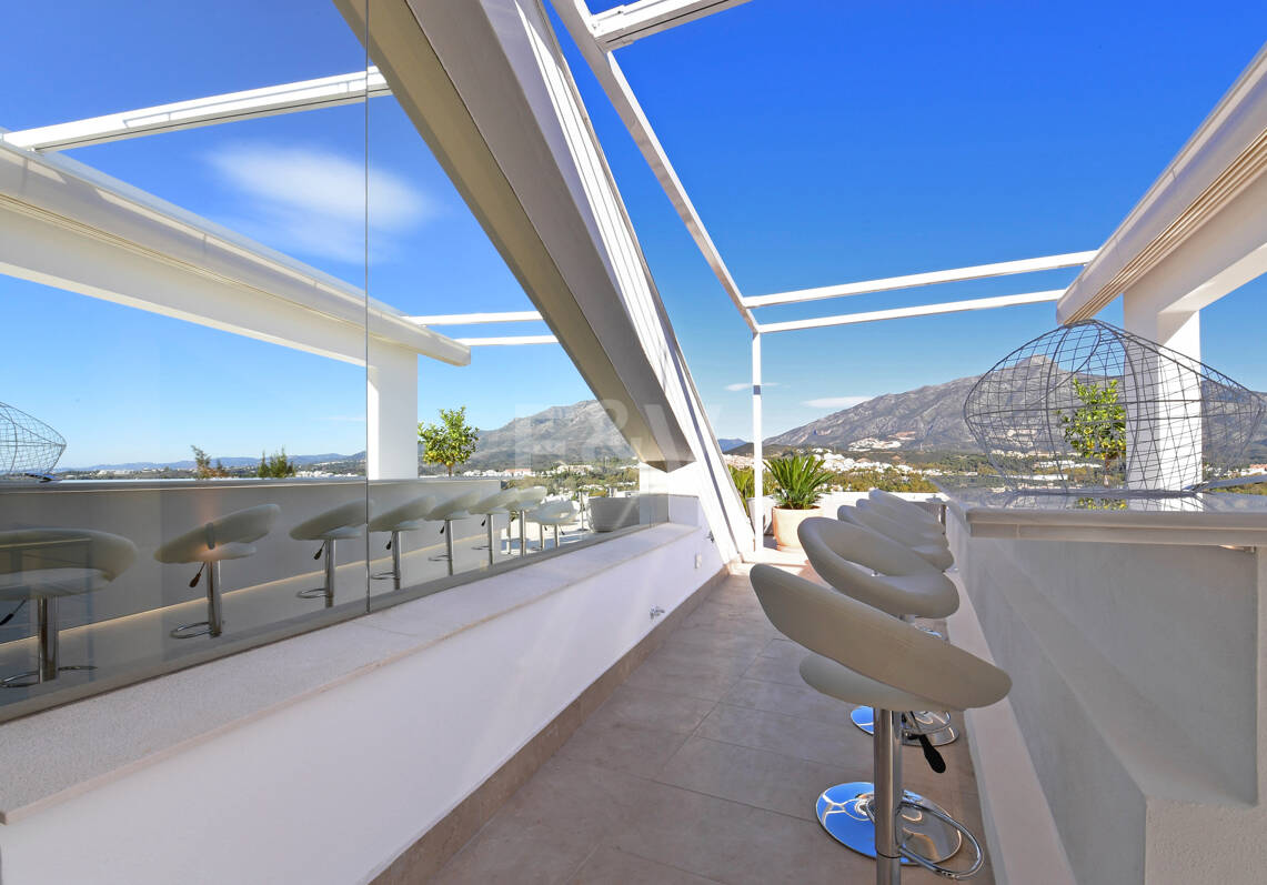 Luxuriöse und außergewöhnliche Villa in Nueva Andalucía zur Ferienvermietung verfügbar. Panoramablick auf den Berg La Concha und das Meer. 5 Minuten Fahrt von Puerto Banús entfernt,