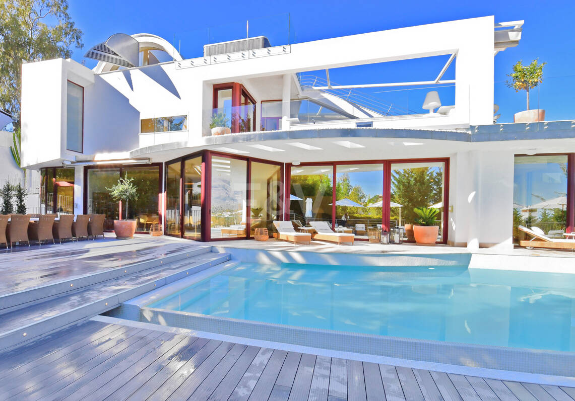 Luxuriöse und außergewöhnliche Villa in Nueva Andalucía zur Ferienvermietung verfügbar. Panoramablick auf den Berg La Concha und das Meer. 5 Minuten Fahrt von Puerto Banús entfernt,
