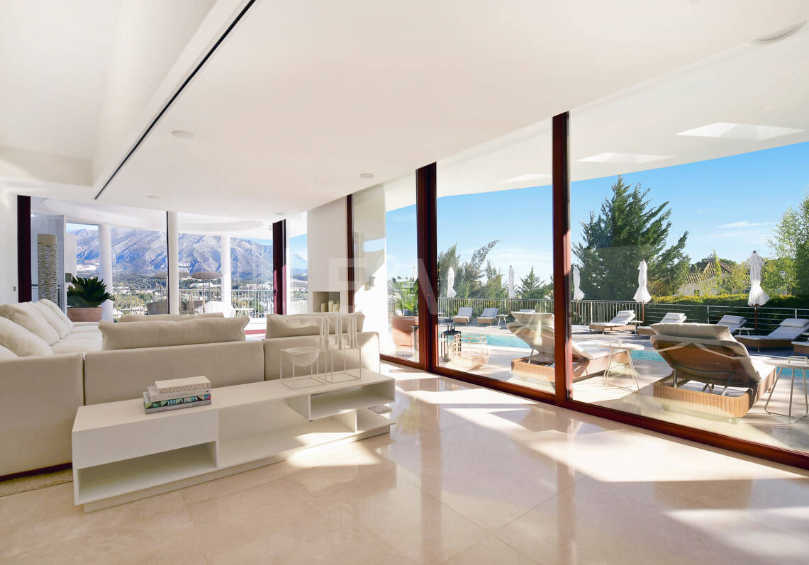 Luxuriöse und außergewöhnliche Villa in Nueva Andalucía zur Ferienvermietung verfügbar. Panoramablick auf den Berg La Concha und das Meer. 5 Minuten Fahrt von Puerto Banús entfernt,