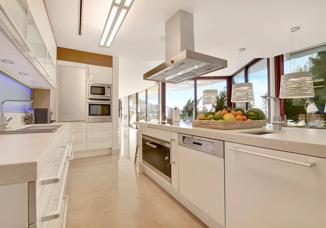 Luxuriöse und außergewöhnliche Villa in Nueva Andalucía zur Ferienvermietung verfügbar. Panoramablick auf den Berg La Concha und das Meer. 5 Minuten Fahrt von Puerto Banús entfernt,