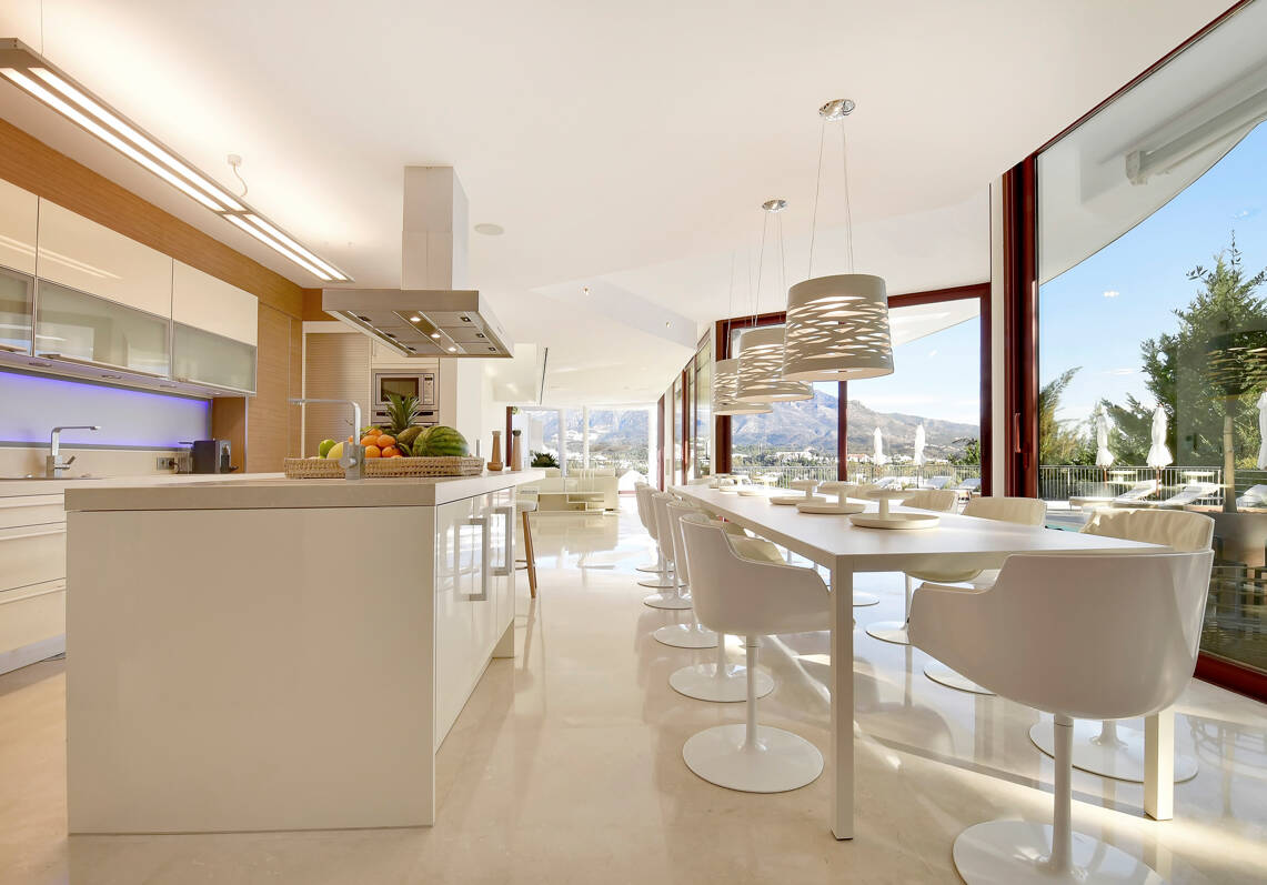 Luxuriöse und außergewöhnliche Villa in Nueva Andalucía zur Ferienvermietung verfügbar. Panoramablick auf den Berg La Concha und das Meer. 5 Minuten Fahrt von Puerto Banús entfernt,