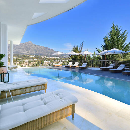 Luxuriöse und außergewöhnliche Villa in Nueva Andalucía zur Ferienvermietung verfügbar. Panoramablick auf den Berg La Concha und das Meer. 5 Minuten Fahrt von Puerto Banús entfernt,