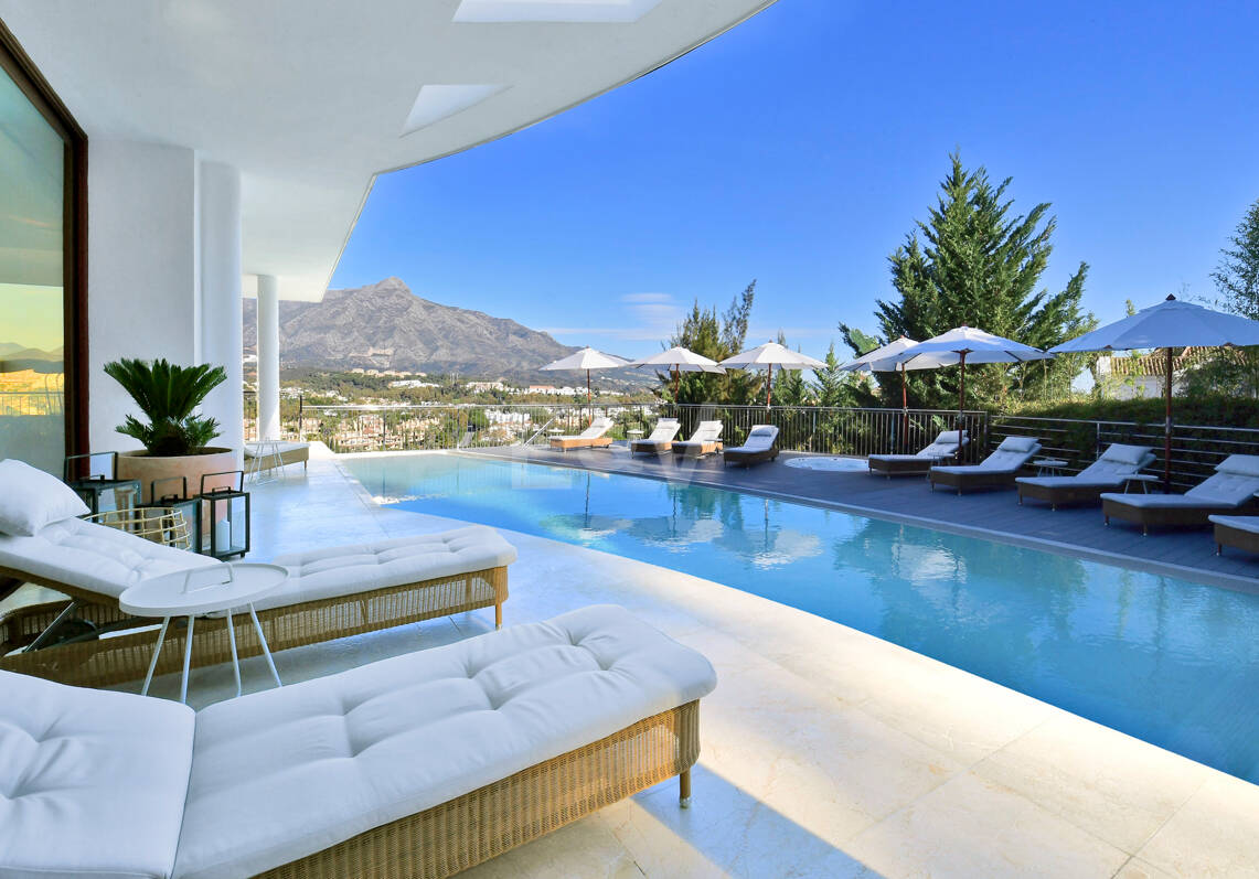 Luxuriöse und außergewöhnliche Villa in Nueva Andalucía zur Ferienvermietung verfügbar. Panoramablick auf den Berg La Concha und das Meer. 5 Minuten Fahrt von Puerto Banús entfernt,