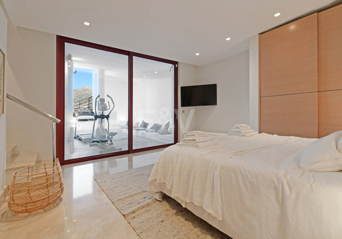 Luxuriöse und außergewöhnliche Villa in Nueva Andalucía zur Ferienvermietung verfügbar. Panoramablick auf den Berg La Concha und das Meer. 5 Minuten Fahrt von Puerto Banús entfernt,